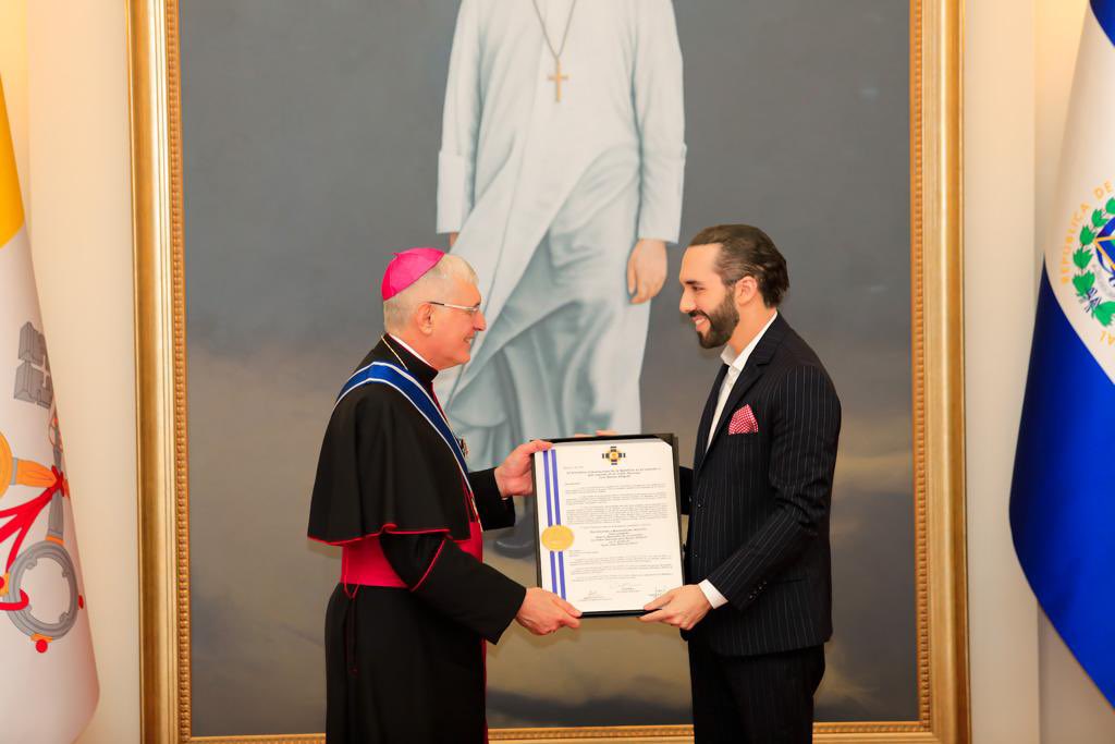 Presidente Nayib Bukele entrega condecoración Gran Cruz Placa de Plata a Monseñor Santo Gangemi presidente-nayib-bukele-entrega-condecoracion-gran-cruz-placa-de-plata-a-monsenor-santo-gangemi